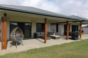 Bali Elliott Heads - Coastal Holiday Home near Boat Ramp
